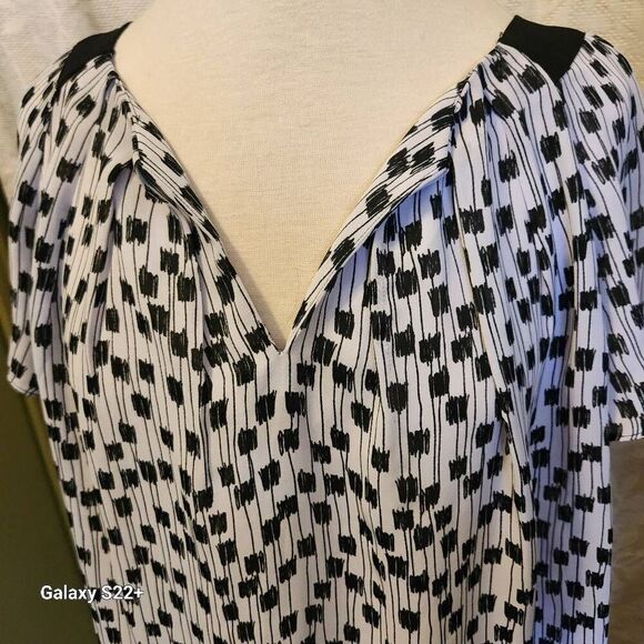 F60 Worthington Woman's white w/black print flowy blouse short sleeved V-neck - Picture 10 of 10